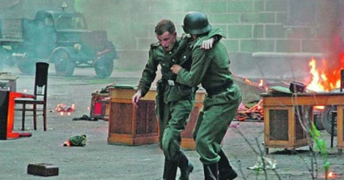 Кілька осіб з масовки отримали опіки, їм прямо на місці надали медичну допомогу. / © Сегодня