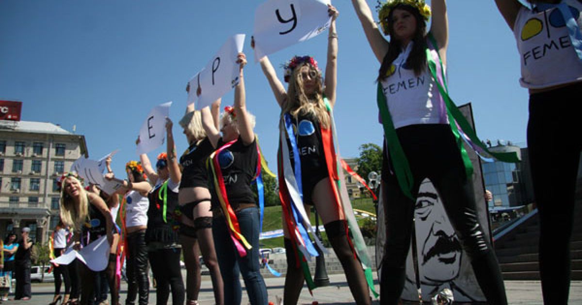 FEMEN закликав міжнародну спільноту дати жорстку оцінку діям Лукашенка і врятувати білоруський народ. / © Жіночий рух FEMEN
