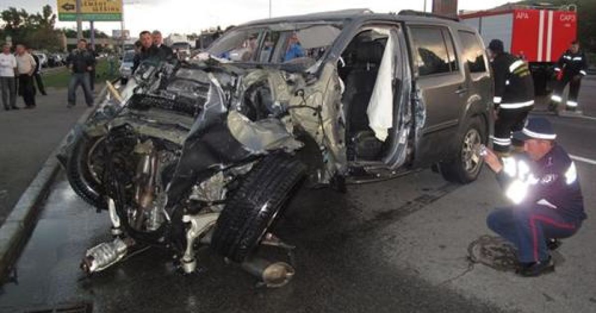 З невідомих причин автомобіль на високій швидкості змінив напрямок руху, зніс кілька стовпчиків огорожі та влетів у павільйон громадського транспорту. / © Комсомольская правда в Украине