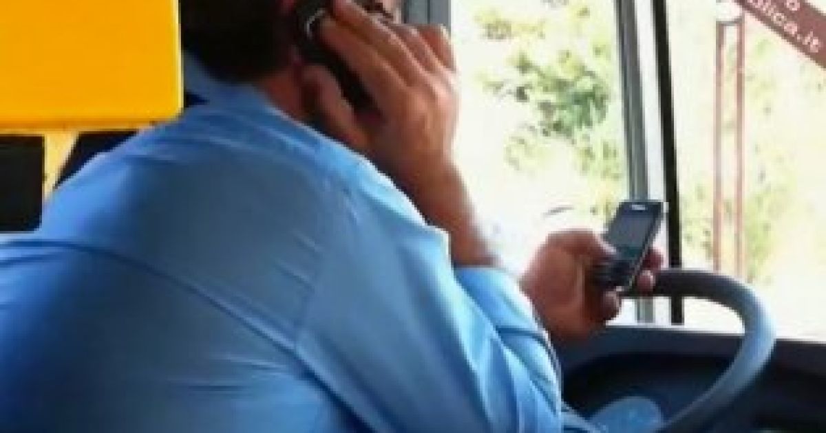 Італійський водій керує автобусом, тримаючи в кожній руці по телефону (відео)