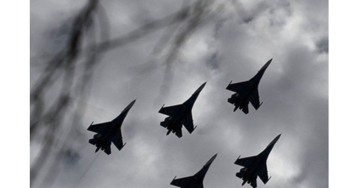 Росія, Кубинка. Група вищого пілотажу "Російські вітязі" виконує вправи на винищувачах Су-27 під час святкування 20-річчя заснування групи. / © AFP