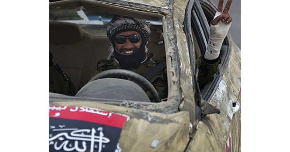 Лівійська Арабська Джамахірія, Аждабія. Лівійський повстанець показує знак перемоги, сидячи у автомобілі поблизу з лінією фронту у місті Аждабія. / © AFP