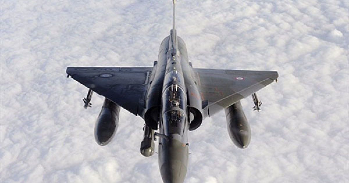 Французький винищувач Mirage 2000 з військово-повітряної бази Істр наближається у повітрі до танкера-заправника Boeing C-135 під час операції над Середземним морем. / © AFP