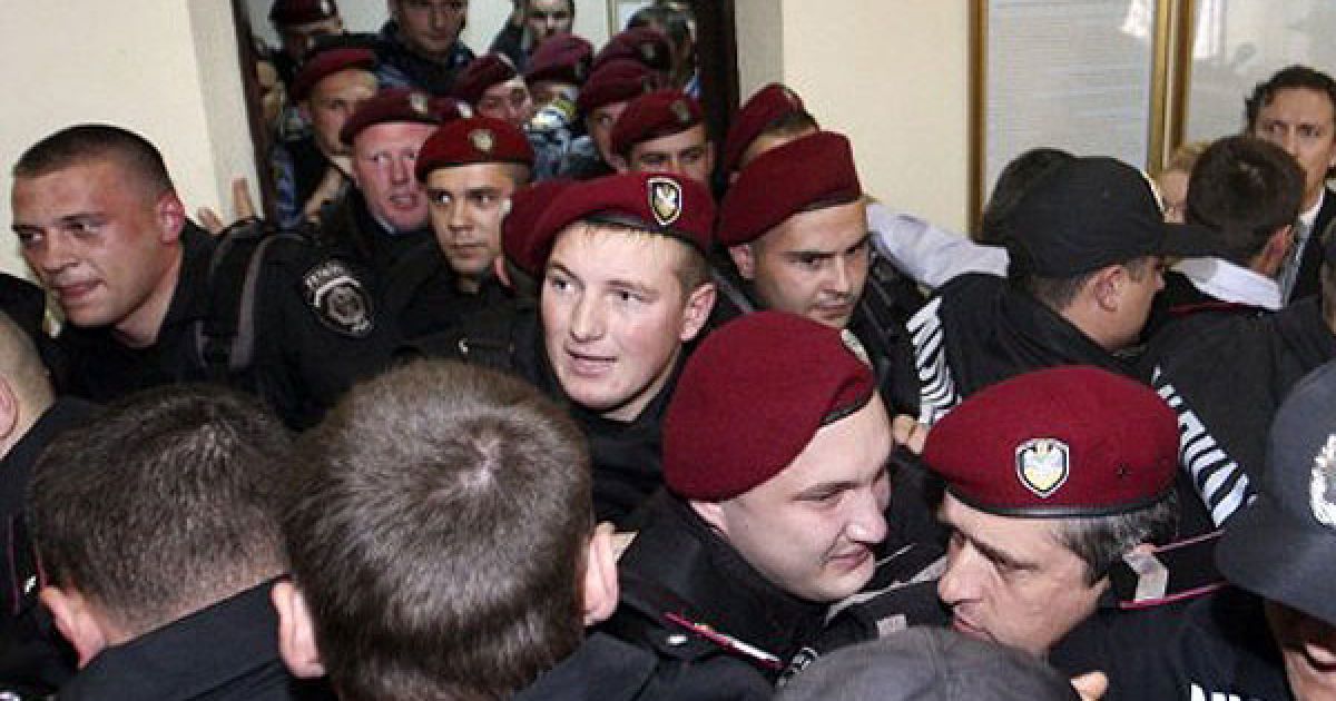 Бійці "Беркуту" під час бійки з депутатами від БЮТ в Печерському суді пошкодили декілька відеокамер. / © AFP