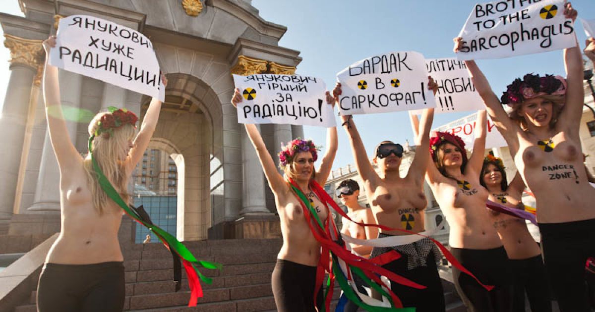 Жіночий рух FEMEN провів акцію до відкриття Міжнародного форуму, присвяченого 25-річчю Чорнобильської трагедії. / © femen.livejournal.com