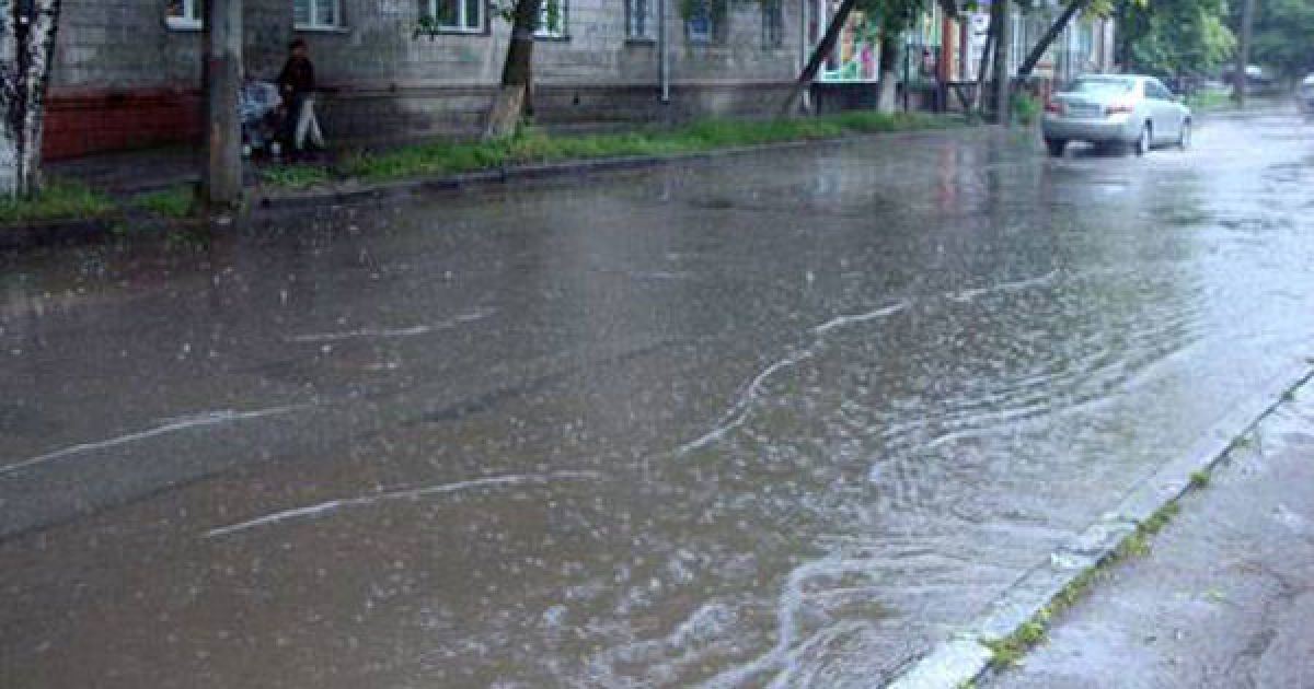 Потужні зливи перетворили вулиці Житомира на річки. / © Журнал Житомира