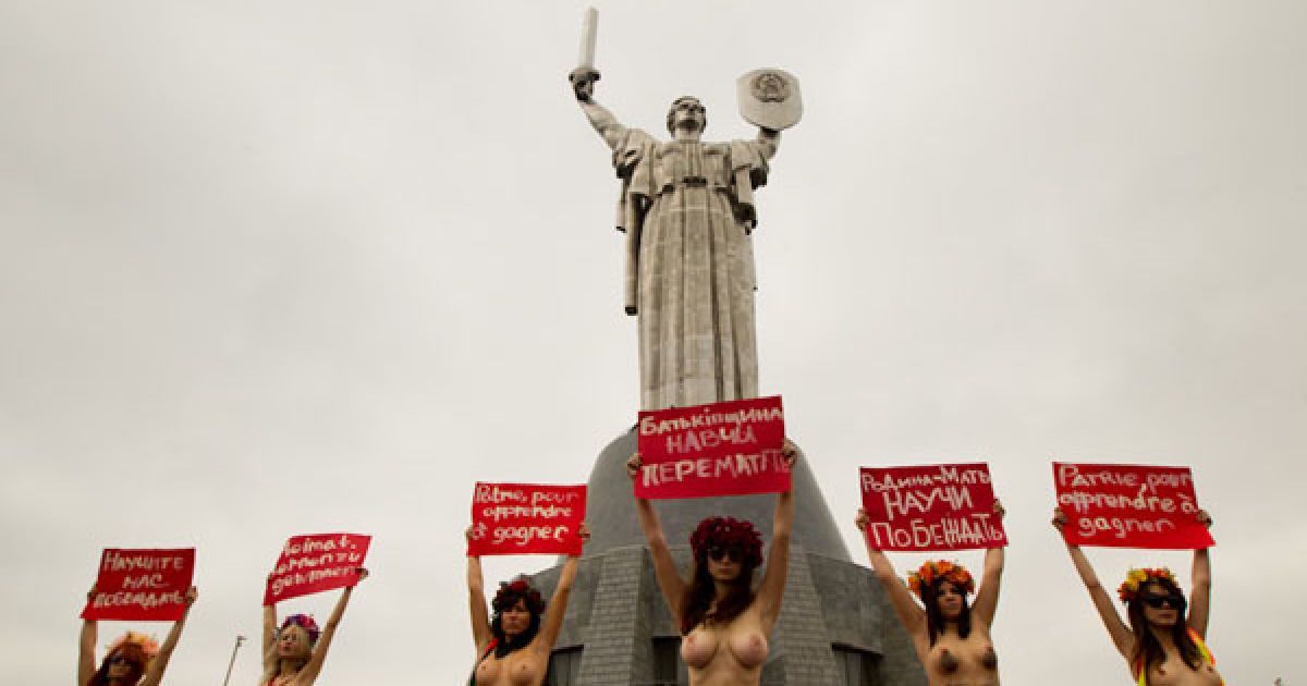 Жіночий рух FEMEN присвятив Дню Перемоги топлес-акцію "Батьківщина-мати, навчи перемагати!" / © Жіночий рух FEMEN