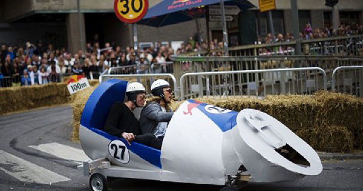 В Стокгольмі провели перегони на саморобних "мильницях" Stockholm Red Bull Soapbox 2011. / © AFP
