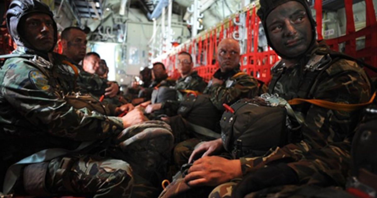 Болгарія, Пловдив. Болгарські десантники чекають висадки під час спільних навчань із ВПС США "Фракійська весна у Пловдиві - 2011". / © AFP