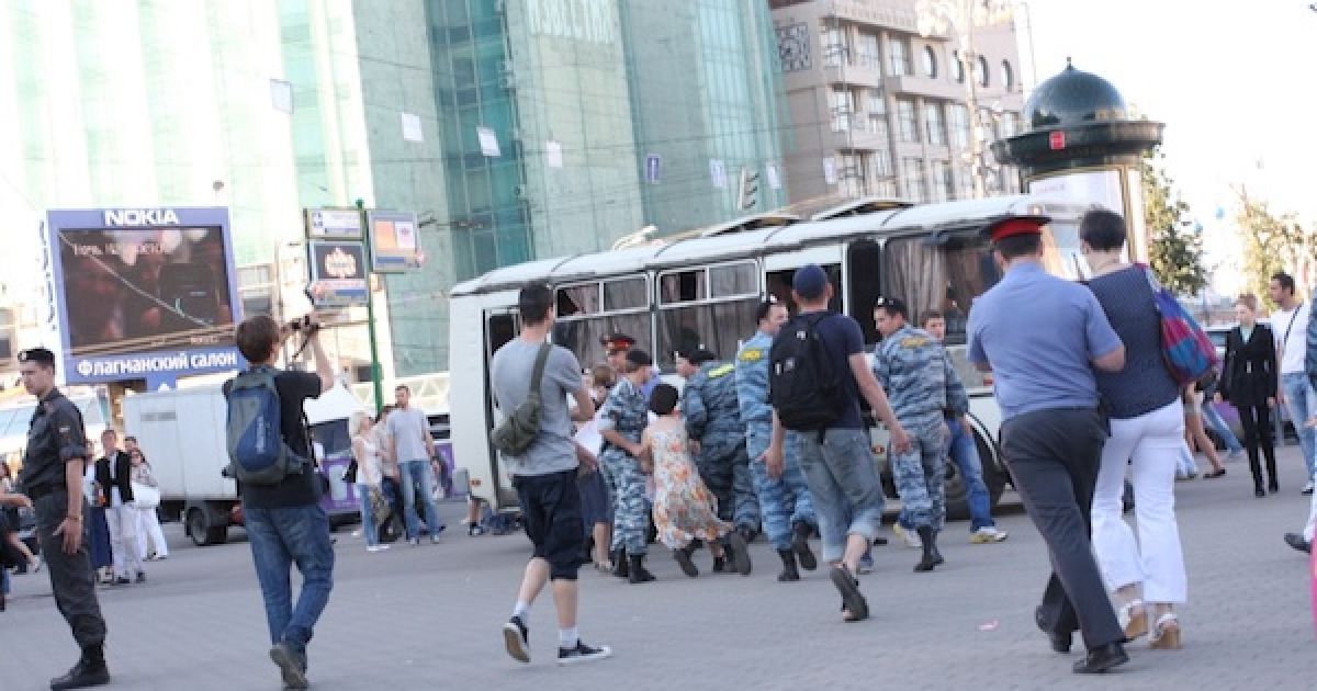 Поліція затримала десятки лесбіянок, які проводили поодинокі пікети проти гомофобії у центрі Москви. / © www.ikd.ru