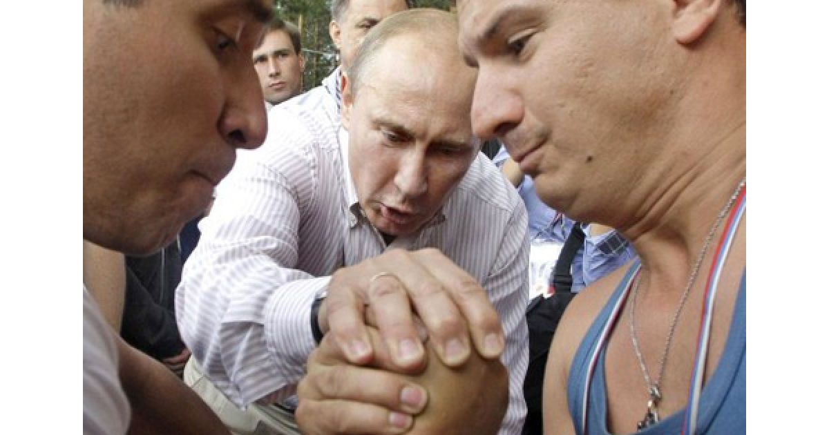 Росія, Селігер. Прем&rsquo;єр-міністр РФ Володимир Путін став суддєю змагання з армреслінгу під час візиту до табору Селігер, де відбувається щорічний форум молодих лідерів. / © AFP
