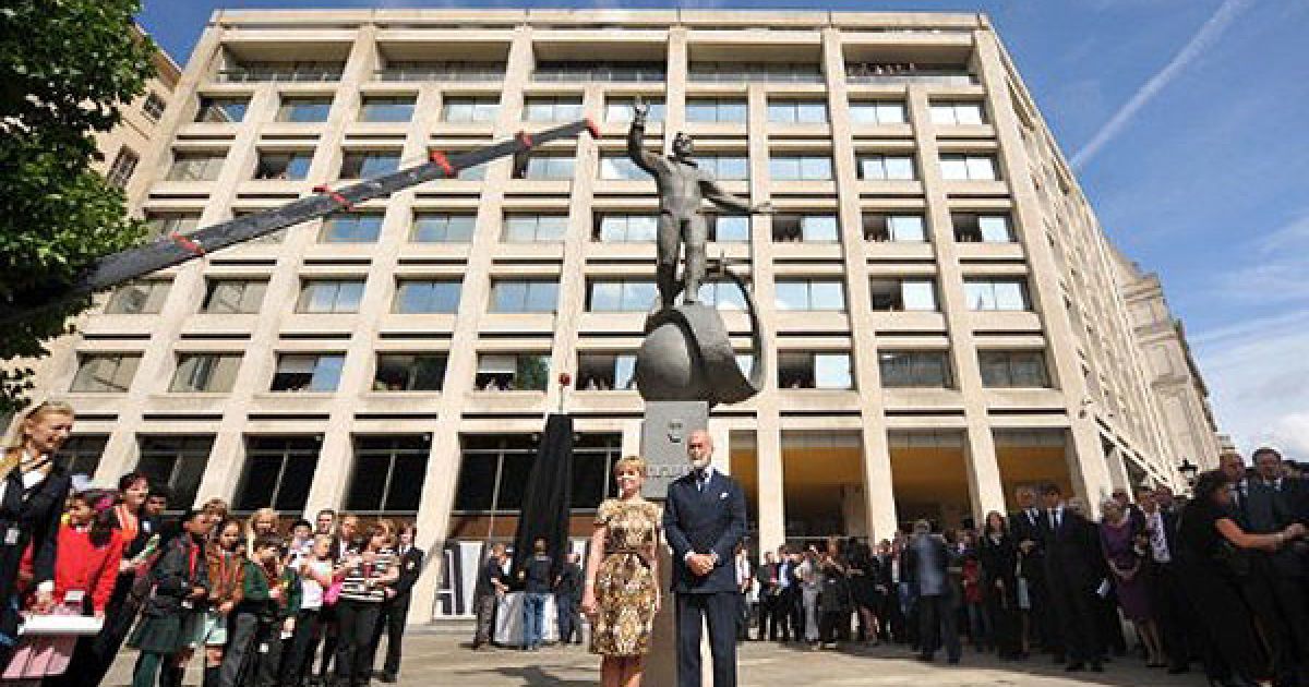 Великобританія, Лондон. Олена Гагаріна, дочка російського космонавта Юрія Гагаріна, і британський принц Майкл Кентський беруть учать в урочистій церемонії відкриття пам&#039;ятника російському космонавту Юрію Гагаріну в центрі Лондона. / © AFP