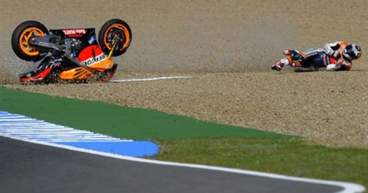 Іспанія, Херес. Італійський гонщик команди Repsol Honda Андреа Довізіосо потрапив у аварію під час першого тренування сесії MotoGP. / © AFP