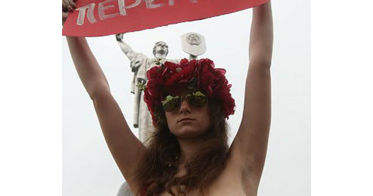 Жіночий рух FEMEN присвятив Дню Перемоги топлес-акцію "Батьківщина-мати, навчи перемагати!" / © УНІАН