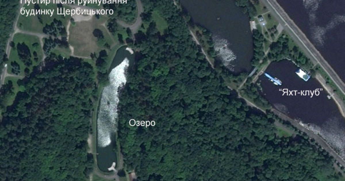 Поряд з великим будинком видніється ще одна будівля і споруда, схожа на критий тенісний корт. / © Українська правда