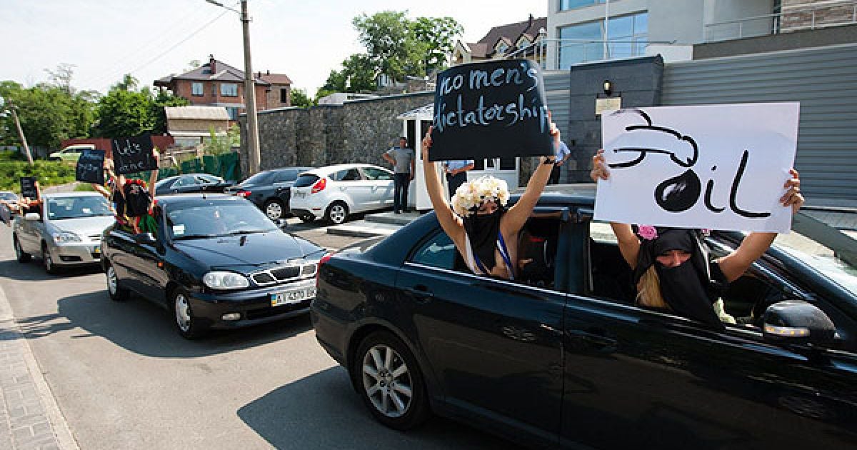 Активістки руху FEMEN у хіджабах розгорнули плакати "Жінкам - машини, чоловікам &ndash; верблюди!", "Жінки рулять!", "Let&#039;s drive", "Wild morals". / © Жіночий рух FEMEN