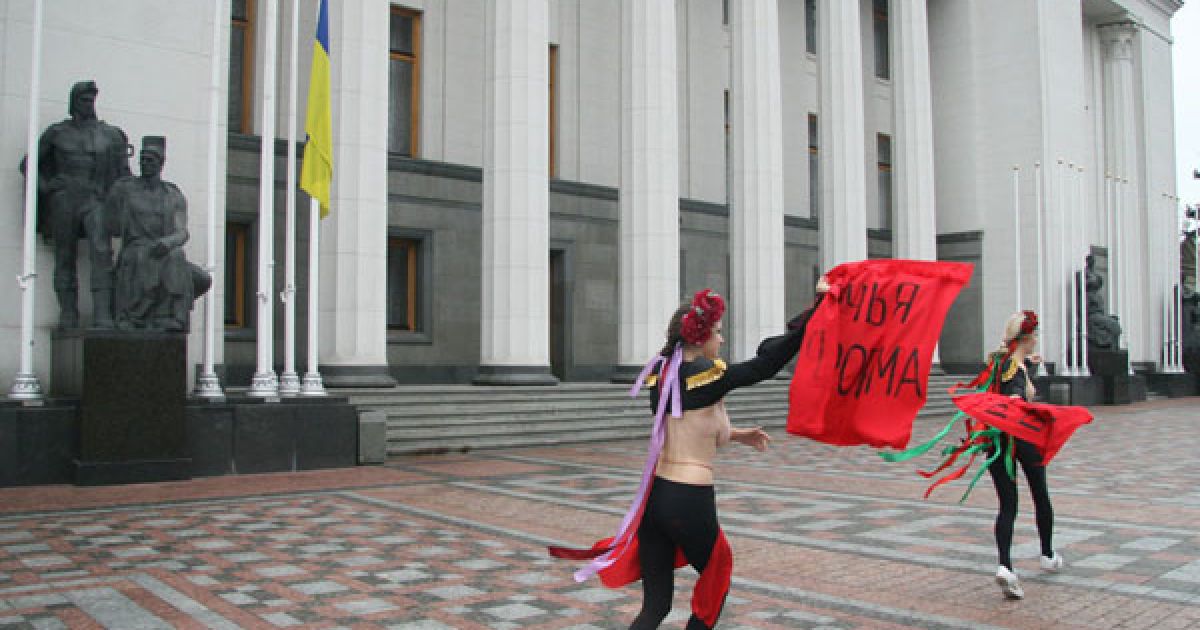 Активістки FEMEN влаштували під Верховною радою топлес-протест "Депутат, не бикуй!" проти пенсійної реформи. / © Жіночий рух FEMEN