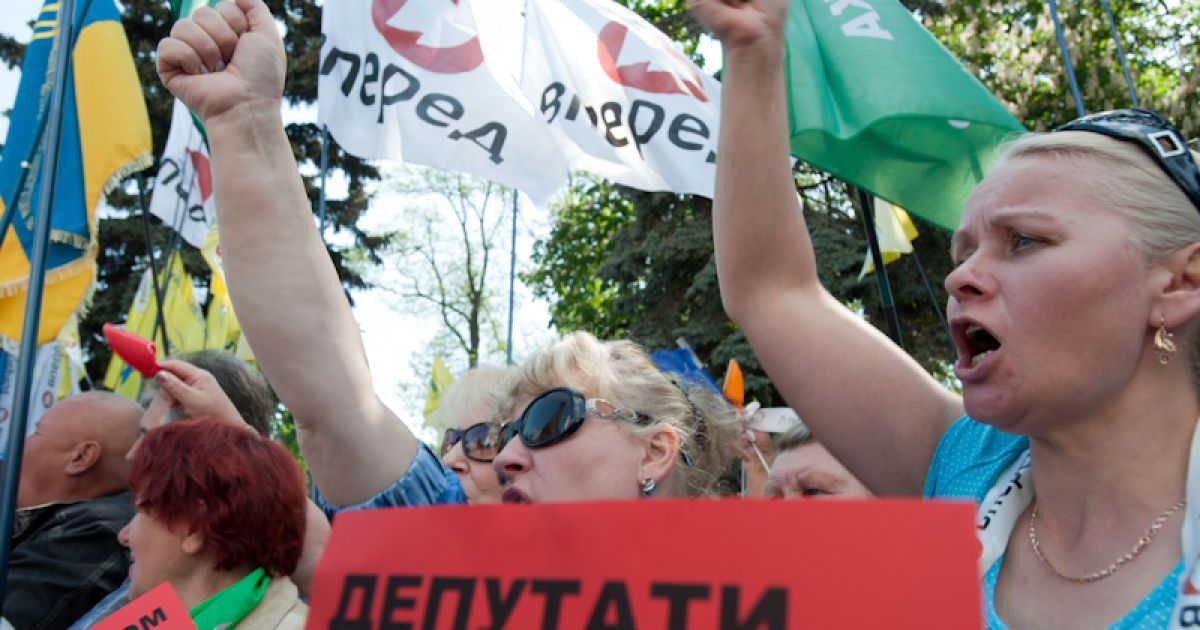 У Весняному марші протесту, який організувала опозиція біля Верховної ради беруть участь близько 3500 тисяч осіб.
