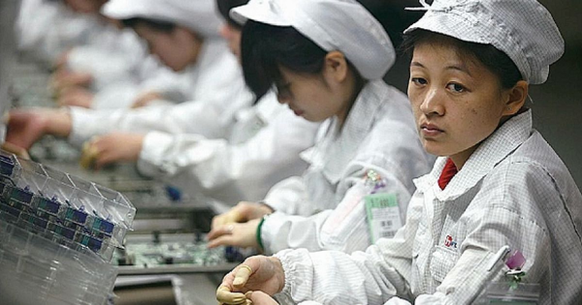 На заводах Foxconn працюють неповнолітні