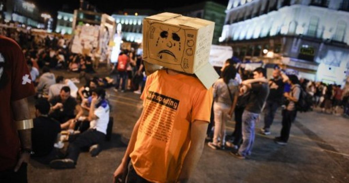 Іспанія, Мадрид. Демонстранти беруть участь у масовій акції протесту проти економічної кризи та безробіття в Іспанії. Тисячі людей вийшли на головні площі міст Іспанії на знак протесту.