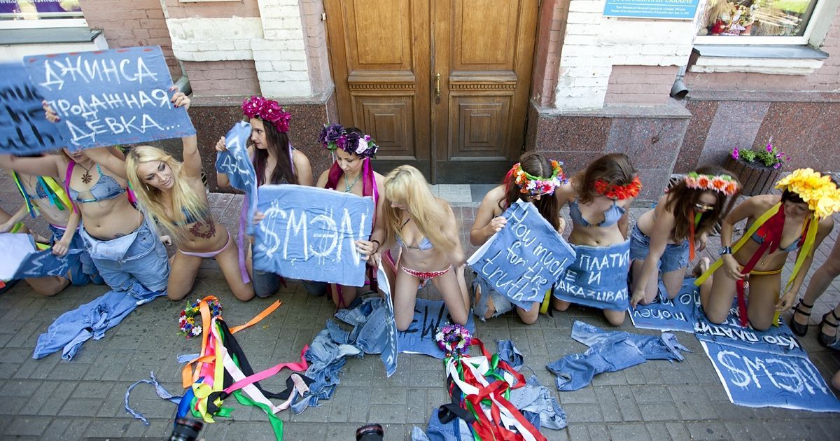 Жіночий рух FEMEN провів акцію "Геть джинсу!", присвячену Дню журналістики.