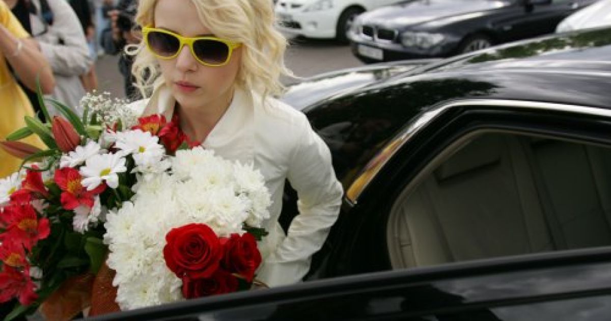 В Борисполі Міку зустріли шанувальники і журналісти з квітами та криками "Браво". / © УНІАН