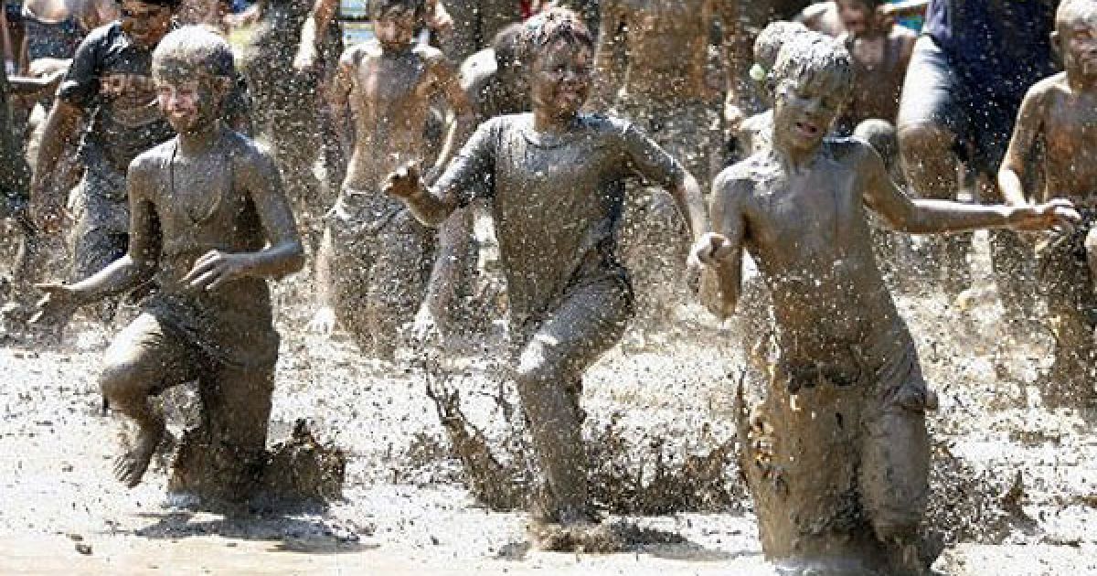 В американському місті Вестленд (штат Мічіган) провели щорічні святкування Дня багнюки і фестиваль бруду Wayne County's 2011. / © AFP