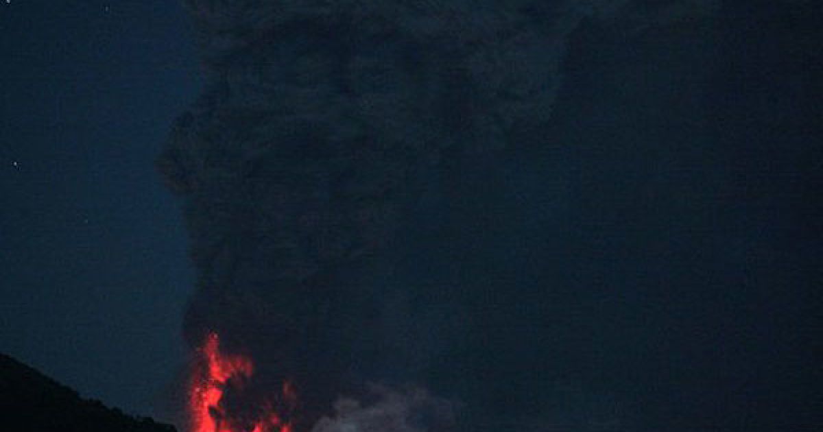 Чилі, Осорно. Хмари попелу піднімаються над вулканом Пуєуе поблизу міста Осорно в Чилі. Через вулканічний попіл по всій Південній Америці і Австралії виникли затримки авіарейсів, тисячі мандрівників застрягли в аеропортах. / © AFP