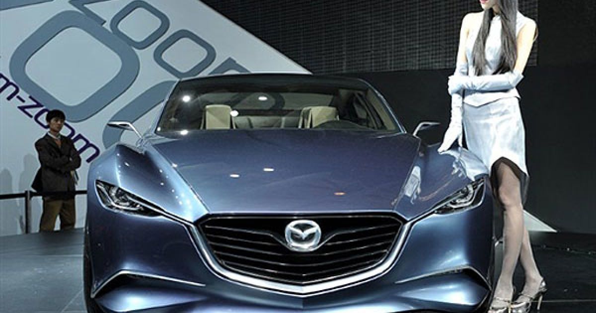 Китай, Шанхай. Модель представляє концепт-кар Mazda Shinari на 14-му Шанхайському автосалоні. На автосалоні відбудуться презентації 75 автомобільних новинок, зокрема, 19 світових автопрем&#039;єр. / © AFP