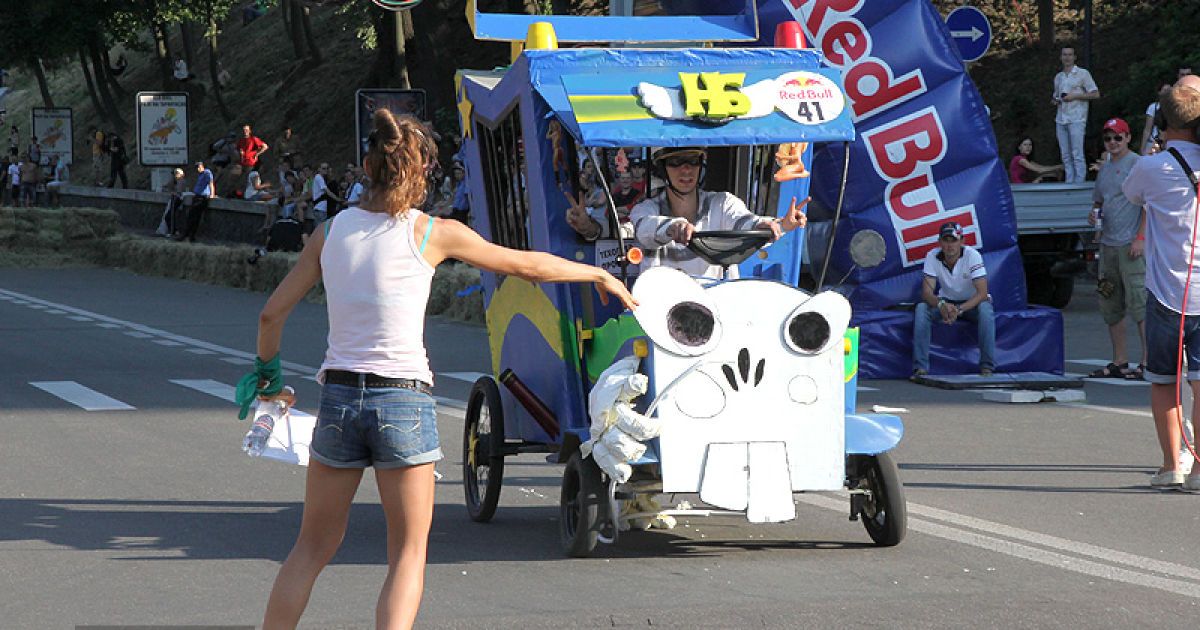 В Києві провели грандіозні перегони &mdash; шоу-ралі на саморобних автомобілях "Red Bull Ралі на тарантасах".