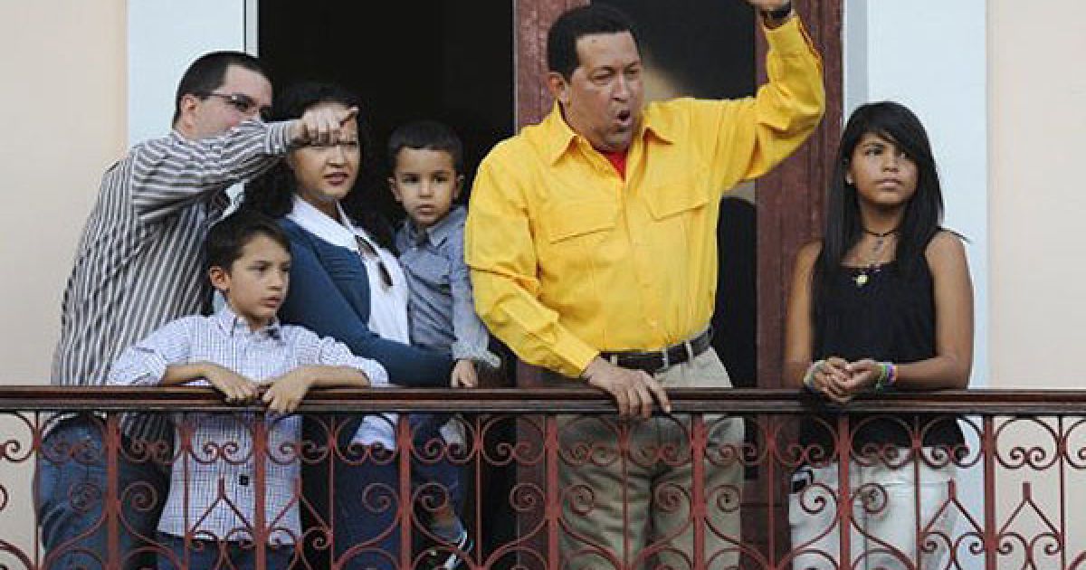 Венесуела, Каракас. Президент Венесуели Уго Чавес в оточенні членів своєї родини вітає людей з балкона президентського палацу Мірафлорес в Каракасі. Уго Чавес відсвяткував свій 57-й день народження і пообіцяв остаточно подолати хворобу, щоб стати президентом на виборах у 2012 році. / © AFP