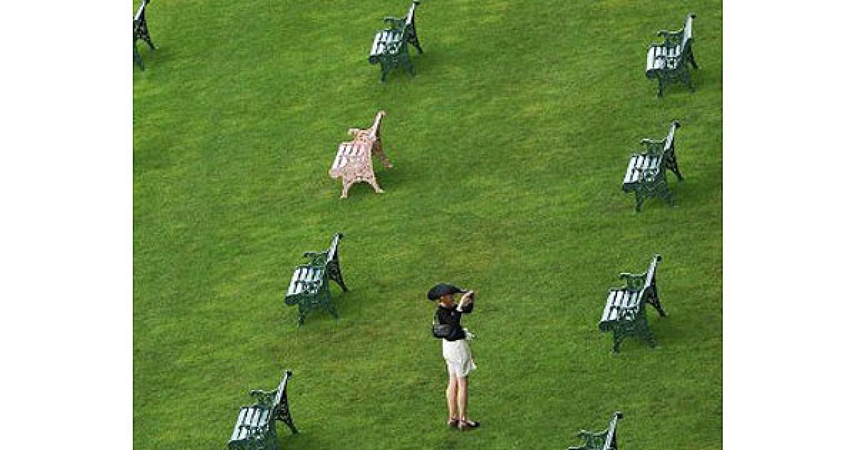 Великобританія, Віндзор. Гості Royal Ascot 2011 фотографують іподром в Аскоті під час Жіночого дня на щорічних королівських скачках у графстві Беркшир. П&#039;ятиденні скачки є однією з найяскравіших подій у світі дербі. / © AFP