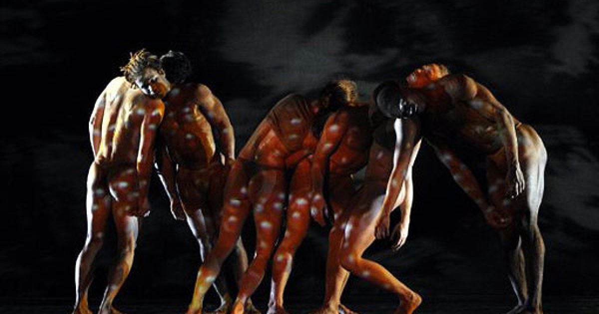 США, Нью-Йорк. Танцюристи з групи "Pilobolus" виступають із новим шоу "Корокоро" в театрі Джойс в Нью-Йорку. / © AFP