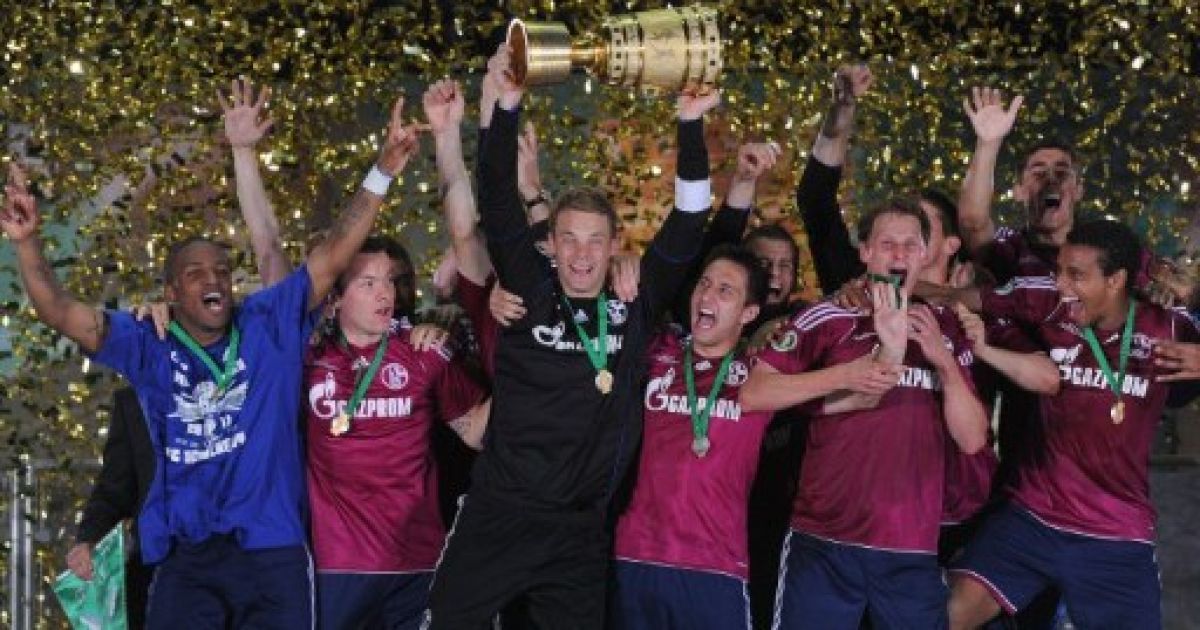 Німеччина, Берлін. Голкіпер "Шальке" Мануель Нойер тримає кубок, коли він та його товариші по команді святкують перемогу у фіналі Кубка Німеччини проти "Дуйсбурга" з рахунком 5:0. / © AFP