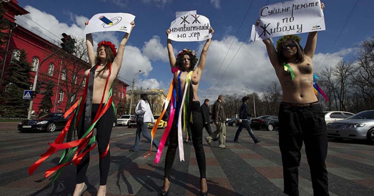 Рух FEMEN провів в Києві топлес-акцію протесту "Суки, не ріжте по живому!" на підтримку сервісу блогів ЖЖ.