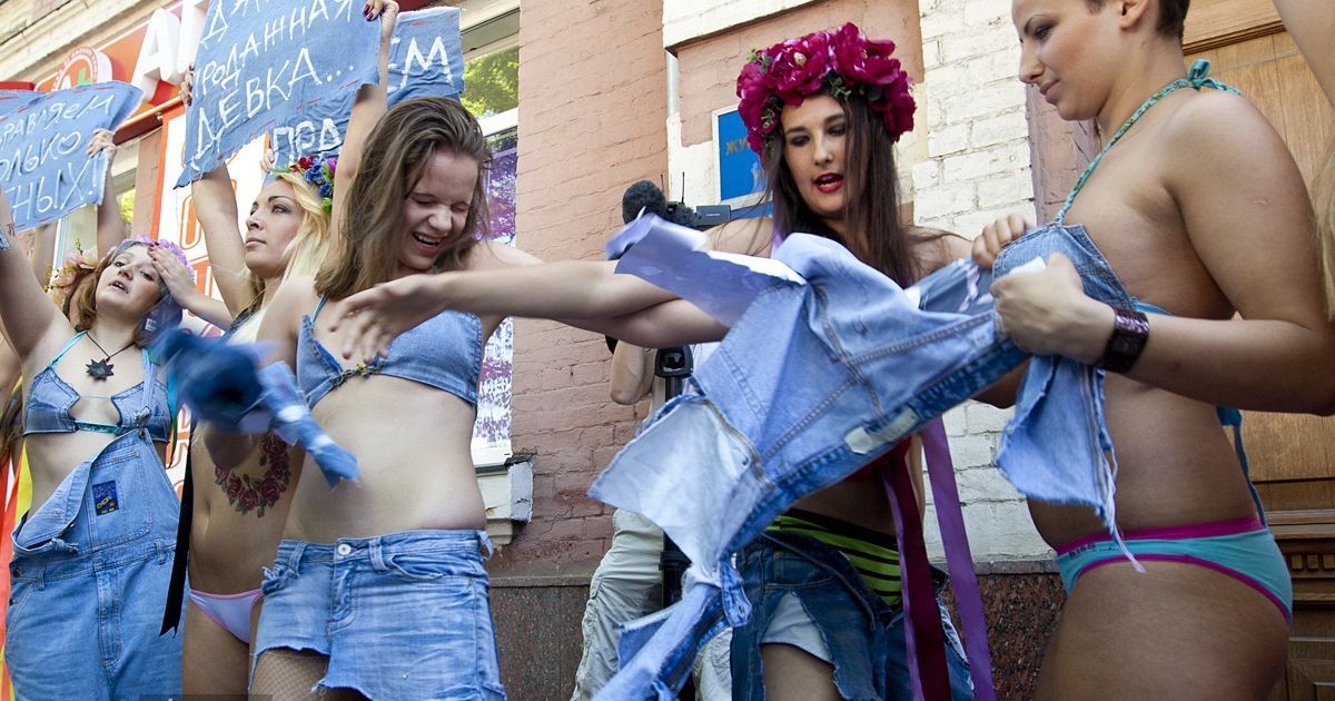 Жіночий рух FEMEN провів акцію "Геть джинсу!", присвячену Дню журналістики.
