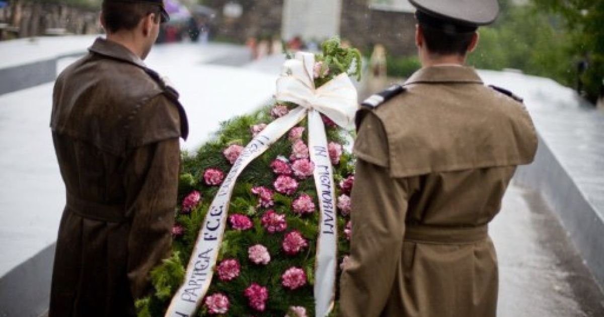 Румунія, Ясси. Румунські військові покладають квіти під час церемонії в пам&#039;ять про 70-річчя погрому міста Ясси на  єврейському кладовищі. Близько 15 тисяч євреїв з 45 тисяч, що мешкали в місті Ясси, були вбиті влітку 1941 року. / © AFP