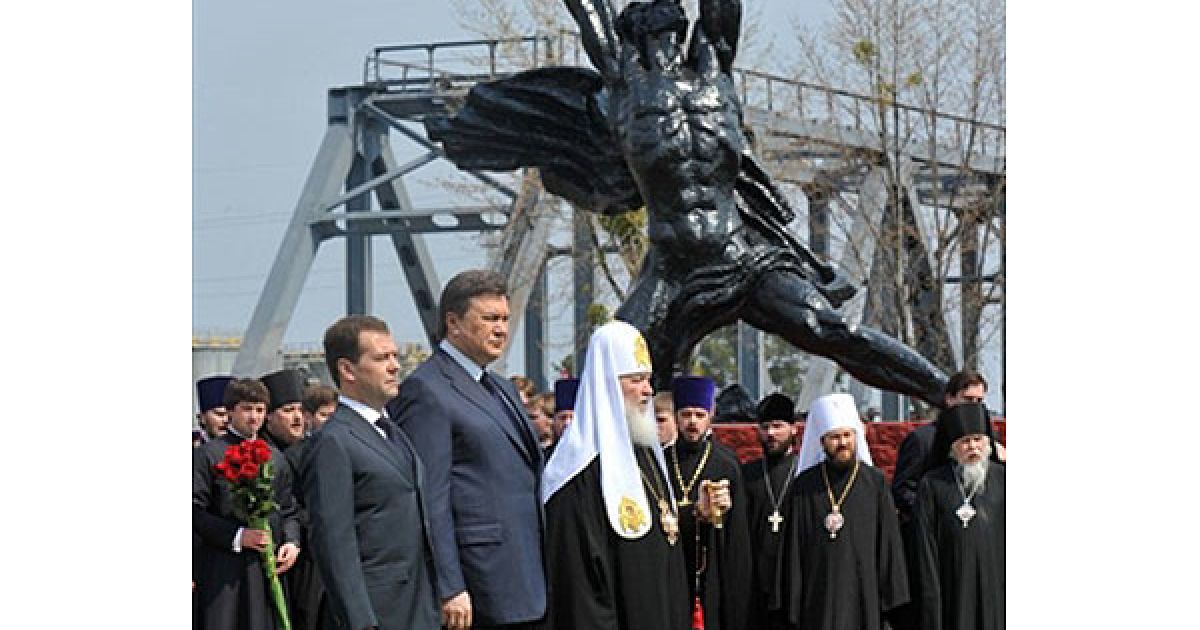 Віктор Янукович та Дмитро Мєдвєдєв відвідали меморіальний комплекс "Зірка Полин"