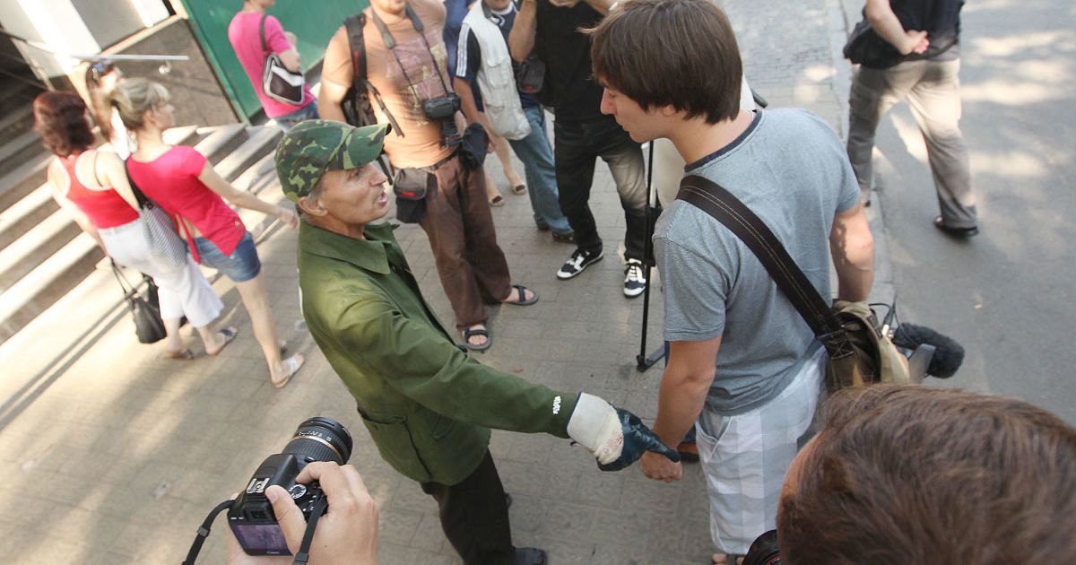 Згодом з&#039;явився міліціонер, який провів невідомого назад у приміщення посольства.