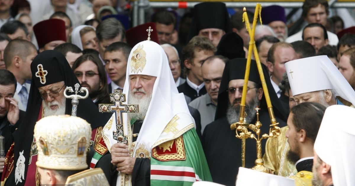 Глава Російської православної церкви патріарх Кирило провів молебень на Володимирській гірці в Києві.