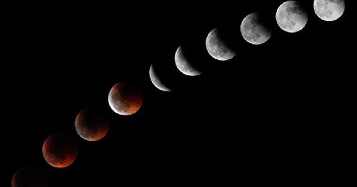 Іспанія. Комбінація з 10 фотографій показує Місяць під час першого у 2011 році повного місячного затемнення, яке можна було спостерігати в Європі, Африці, Центральній Азії та Австралії. Це місячне затемнення стало найдовшим за останні 11 років і тривало майже 100 хвилин. / © AFP