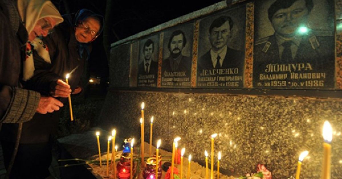 Україна, Славутич. Жінки запалюють свічки біля меморіалу загиблих чорнобильців у Славутичі. 26 квітня Україна відзначила 25 річницю Чорнобильської катастрофи. / © AFP