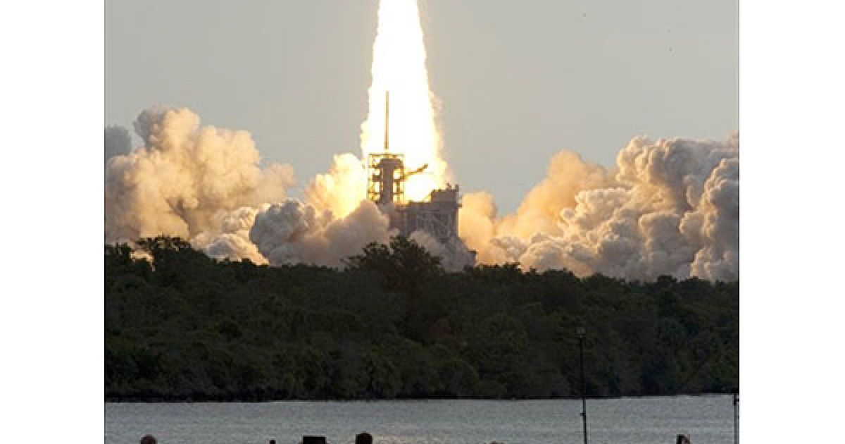 США, космічний центр Кеннеді. Космічний корабель "Індевор" стартує з космічного центру Кеннеді у Флориді. "Індевор" стартував до МКС, виконуючи свій передостанній політ. / © AFP