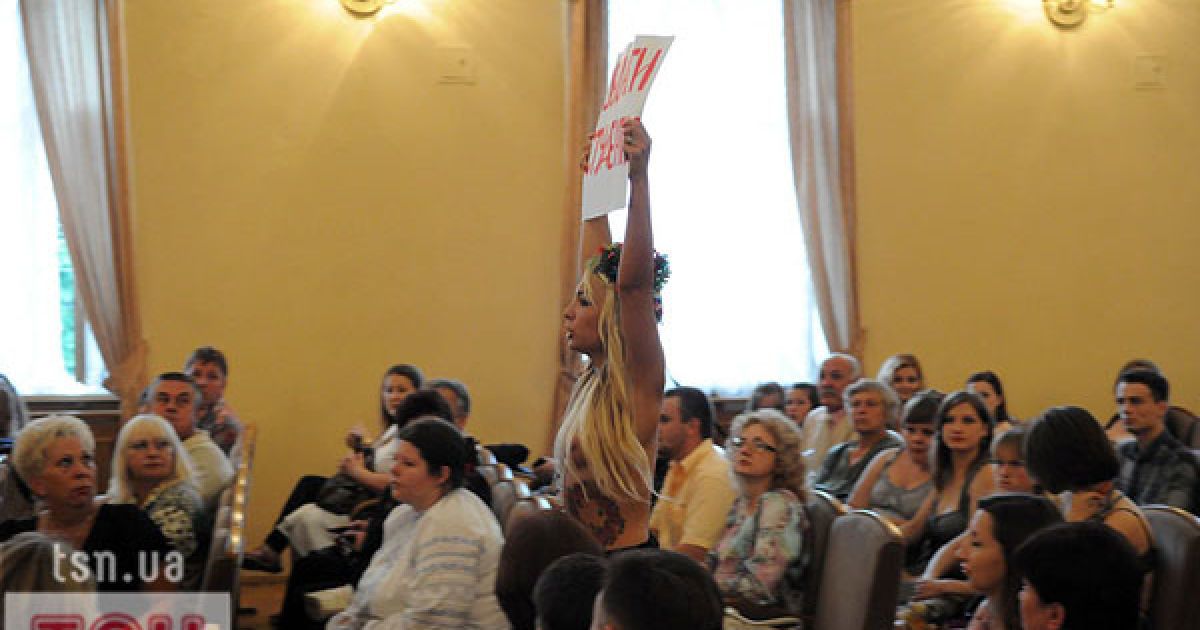Жіночий рух FEMEN провів топлес-акцію протесту "Євробомж-2012" проти виселення студентів з гуртожитків перед проведенням Євро-2012.