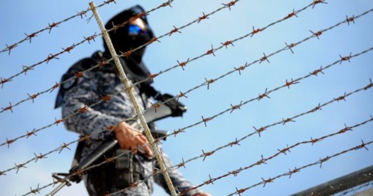 Філіппіни, Маніла. Спецназівець патрулює в&#039;язницю в місті Тагіг у передмісті Маніли, де утримують членів могутнього мусульманського клану. / © AFP