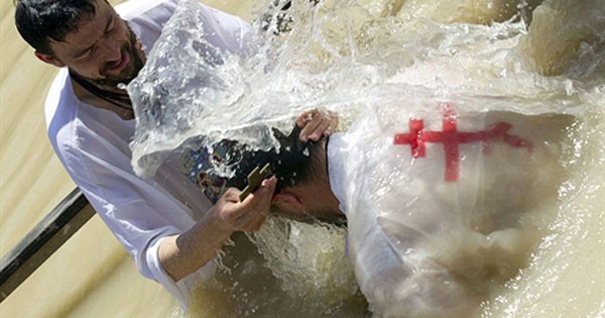 Кассер Ель-Яхуд. Сотні православних паломників проходять ритуал хрещення у річці Йордан поблизу міста Єрихон на Західному березі під час паломництва на Святу Землю напередодні святкування Великодня. / © AFP