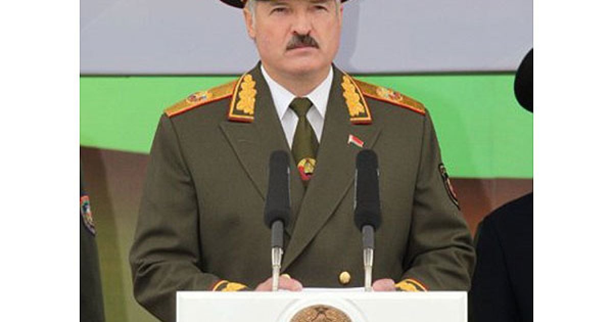 Військовий парад приймав президент Білорусі Олександр Лукашенко разом зі своїм молодшим сином Миколою. / © AFP