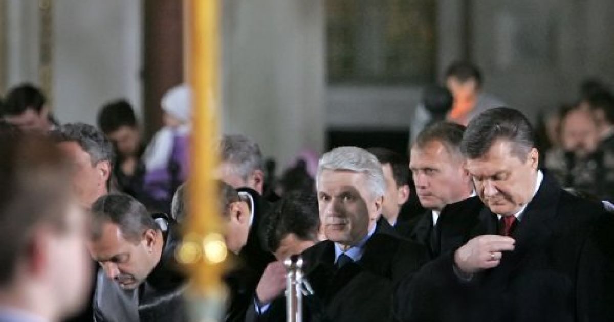 Президент Віктор Янукович взяв участь у святковому Великодньому богослужінні у Свято-Успенській Києво-Печерській лаврі / © УНІАН
