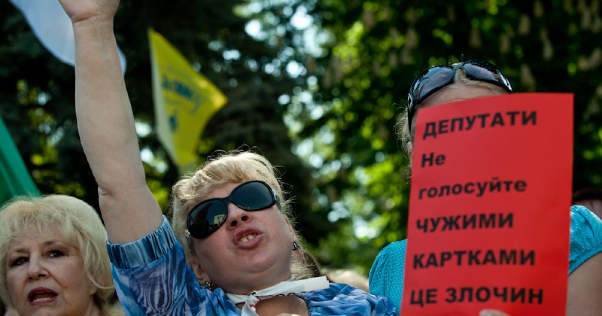 У Весняному марші протесту, який організувала опозиція біля Верховної ради беруть участь близько 3500 тисяч осіб.