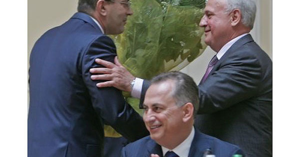 Перший віце-прем&#039;єр-міністр України - міністр економічного розвитку і торгівлі України Андрій Клюєв привітав нового міністра регіонального розвитку, будівництва та ЖКГ Анатолія Близнюка / © УНІАН